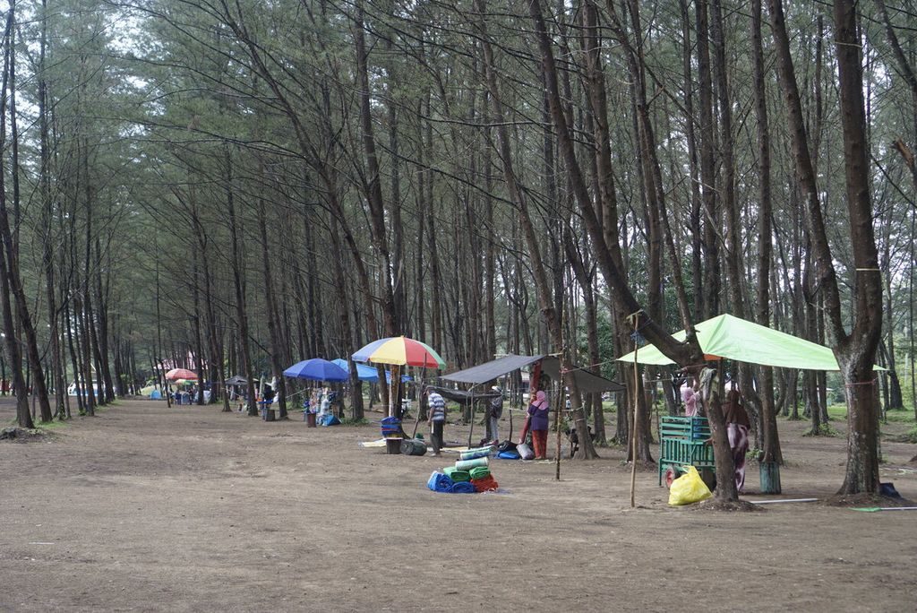 Tenda-tenda warga yang menyediakan penyewaan karpet berjejer di salah satu sudut Pantai Lamaru, Kota Balikpapan, Kalimantan Timur, Minggu (15/1/2023).