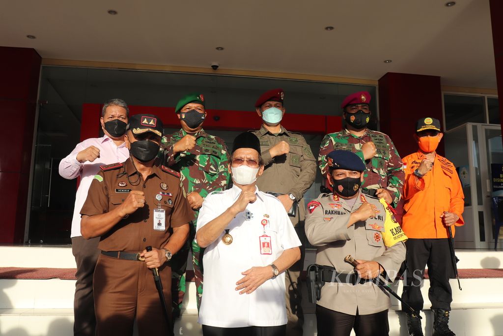 Gubernur Sulteng Longki Djanggola (tengah, depan) bersama dengan pimpinan lembaga daerah berfoto bersama seusai memimpin apel persiapan pasukan Operasi Ketupat Tinombala untuk Idul Fitri di Palu, Sulteng, Rabu (5/5/2021).