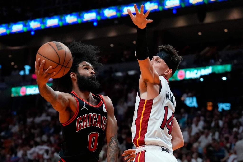 Chicago Bulls basketball player, Coby White, tries to get past Miami Heat basketball player Tyler Herro in the NBA play-in round match at the Kaseya Center, Miami, Florida, Saturday (20/4/2024) WIB.