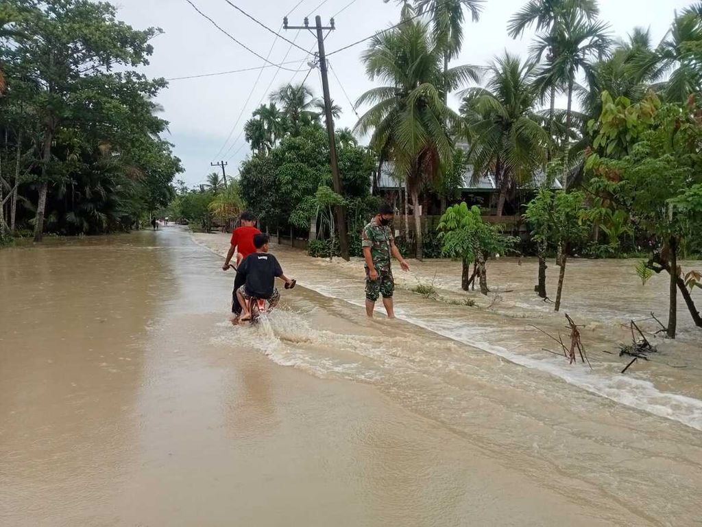 Salah satu kawasan permukiman warga di Aceh Utara, Provinsi Aceh, tergenang banjir, Minggu (27/2/2022). Sejak Minggu hingga Senin (28/2/2022), sebanyak empat kabupaten di Aceh dilanda banjir luapan. Sebagian warga harus mengungsi karena rumahnya terendam.