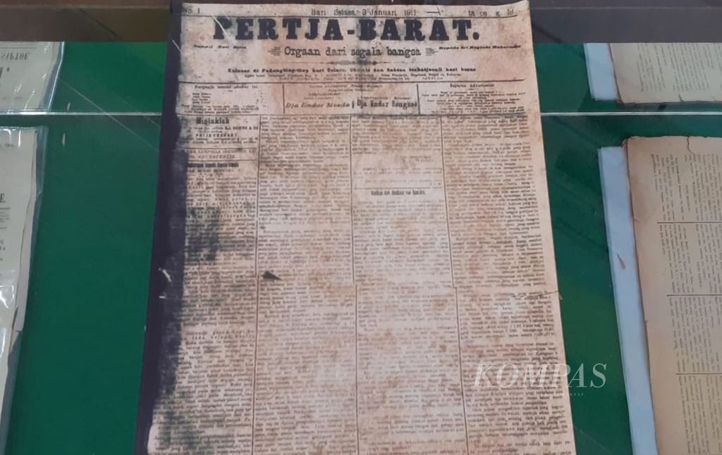 Repro koran <i>Pertja Barat</i> yang ditampilkan pameran Tiga Abad Perjalanan Pers di Indonesia di Deli Serdang, Sumatera Utara, Kamis (9/2/2023).