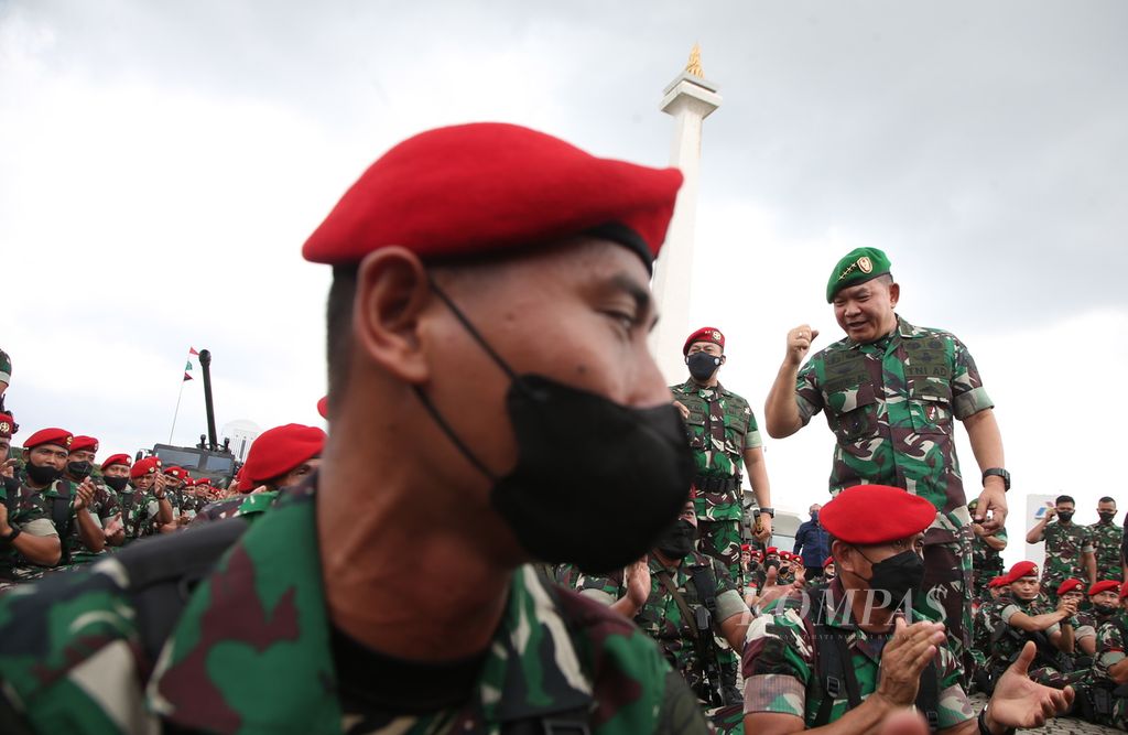 Kepala Staf TNI Angkatan Darat Jenderal (TNI) Dudung Abdurachman (kanan) bersama prajurit saat apel gelar pasukan di Monumen Nasional, Jakarta, Selasa (25/1/2022). Apel gelar pasukan diikuti 2.655 prajurit TNI AD di wilayah Jabodetabek.