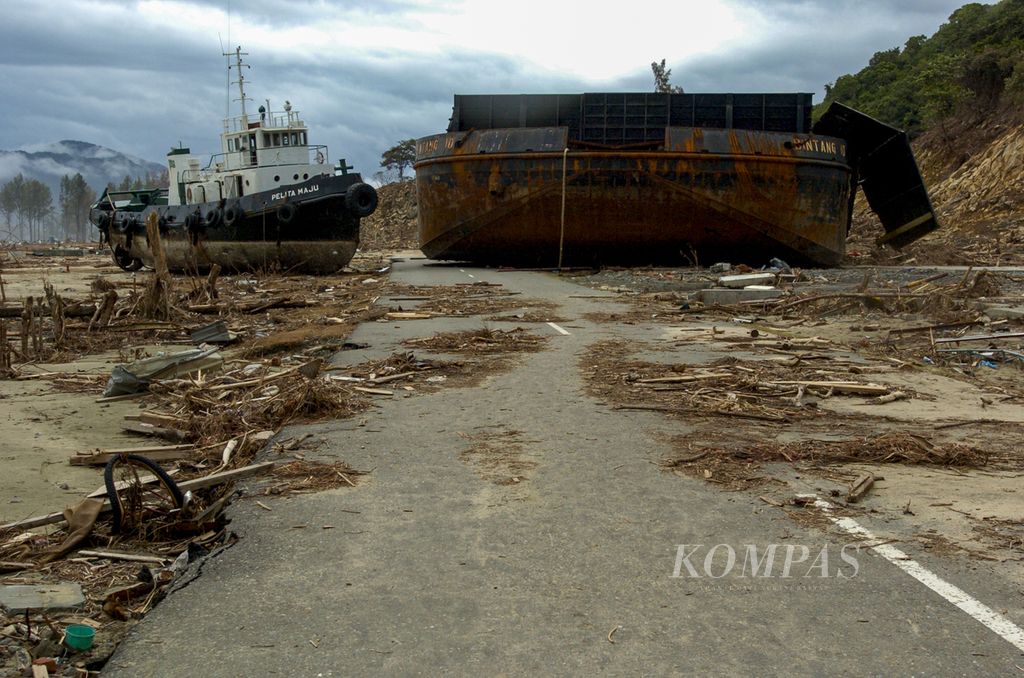 Dua kapal ponton berisi batu bara dan kapal tunda masih menghadang jalan raya lintas pantai barat Nanggroe Aceh Darussalam di kawasan Kecamatan Lhoknga, Aceh Besar, Senin (10/01/2005).