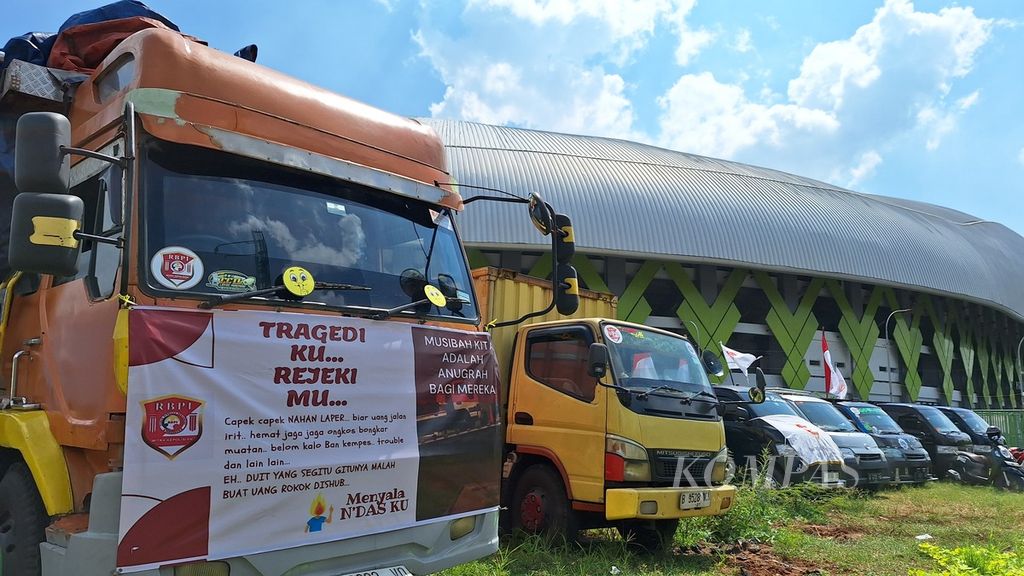 Sopir truk dan bus berunjuk rasa memprotes maraknya pungli oleh petugas dinas perhubungan di Kota Bekasi, Jawa Barat, Jumat (14/6/2024). 