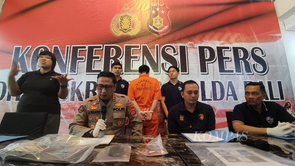 Suasana konferensi pers pengungkapan kasus pencurian dan penggunaan kartu kredit secara ilegal, di Gedung Ditreskrimsus Polda Bali, Denpasar, Jumat (28/7/2023).