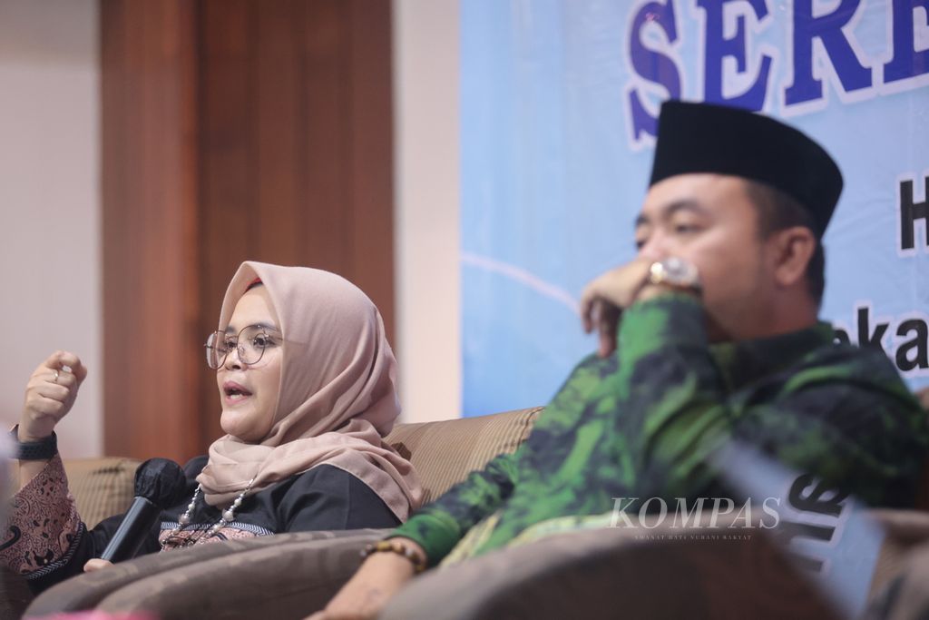 Anggota Komisi Pemilihan Umum, Mohammad Afifuddin (kanan), dan anggota Badan Pengawas Pemilu, Lolly Suhenty, menjadi pembicara dalam diskusi Pers dan Pemilu Serentak 2024 di Jakarta, Kamis (26/1/2023). 