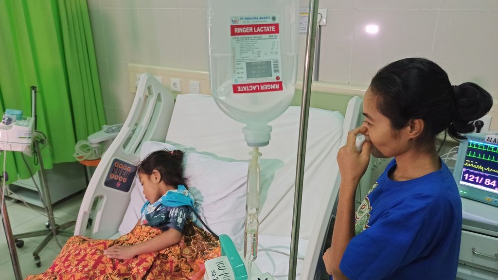 Seorang pasien demam berdarah dengue (DBD) dirawat di ruang Intensive Care Unit (ICU) Rumah Sakit Umum Daerah (RSUD) Prof Dr WZ Johannes Kupang, Nusa Tenggara Timur, Senin (9/3/2020). 