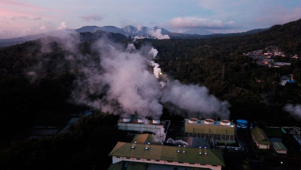 The steam that comes out of the chimney of the Lahendong Geothermal Power Plant (PLTP) in Tompaso, Minahasa Regency, North Sulawesi on Monday (27/9/2021). The six units in the Lahendong PLTP supply 21.33 percent of the electricity needs in North Sulawesi-Gorontalo with a production capacity of 120 megawatts.