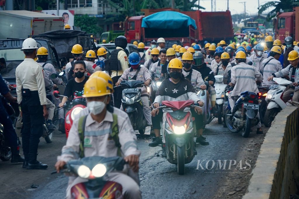 Ribuan pekerja yang pulang dan keluar dari kawasan PT IMIP, di Bahodopi, Morowali, Sulawesi Tengah, Kamis (8/2/2024). Puluhan ribu orang datang untuk bekerja di wilayah hilirisasi nikel terbesar di Indonesia ini. Meski begitu, kecelakaan kerja terus terjadi di kawasan ini.