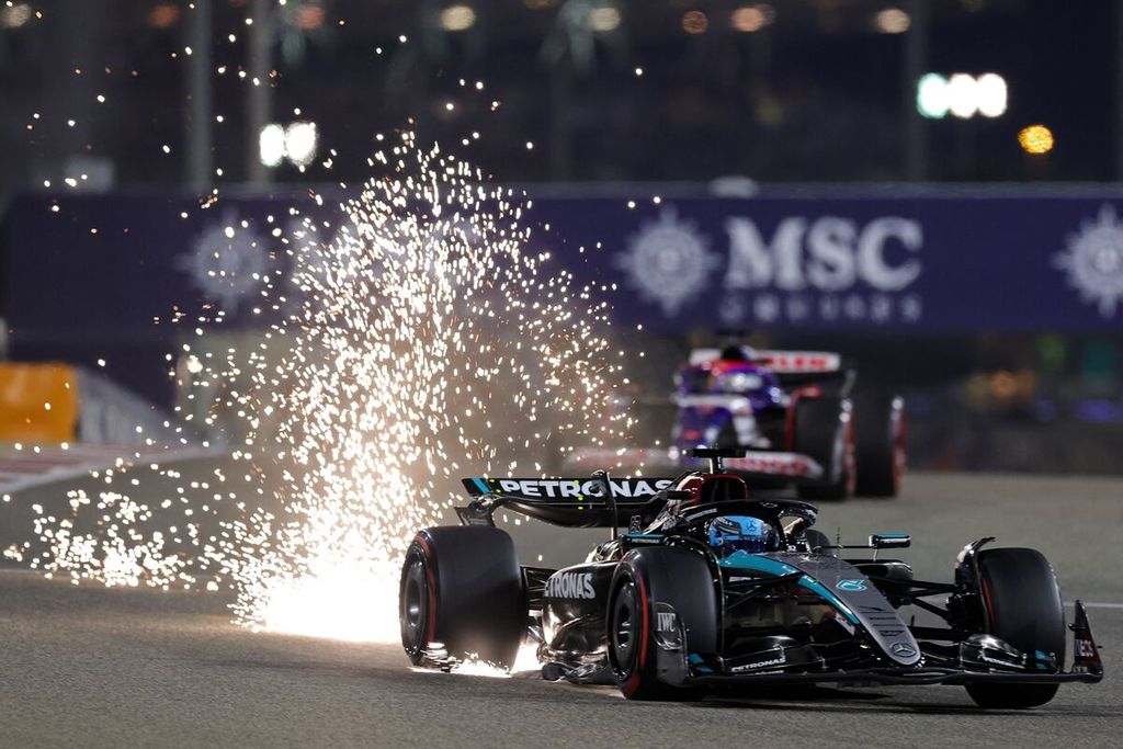 Pebalap Mercedes, George Russell, memacu mobilnya dalam kualifikasi Formula 1 seri Bahrain, Sabtu (2/3/2024) dini hari WIB. Pebalap Inggris ini akan start dari posisi ketiga.