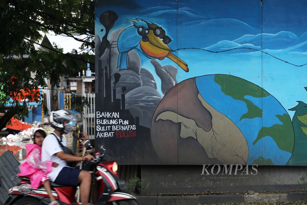 Mural yang menggambarkan kondisi lingkungan di sebuah papan di Jalan Tambak, Manggarai, Jakarta, Jumat (7/2/2020). 