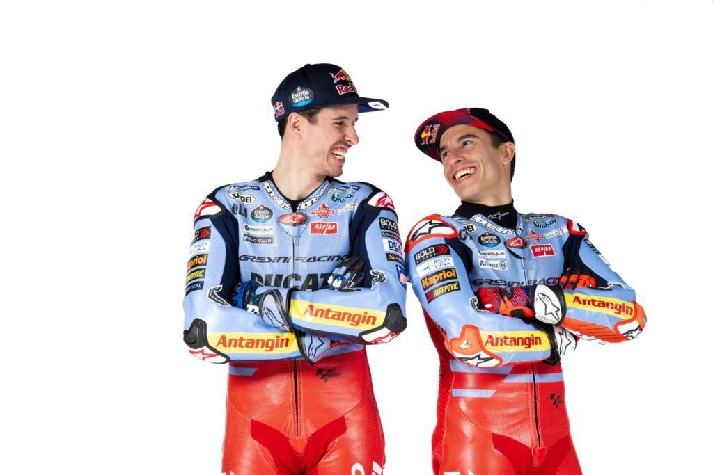 Alex Marquez (kiri) dan Marc Marquez menjadi andalan Gresini Racing dalam persaingan MotoGP 2024. Marquez bersaudara dikenalkan secara resmi dalam peluncuran tim di Riccione, Emilia-Romagna, Italia, Sabtu (20/1/2024).