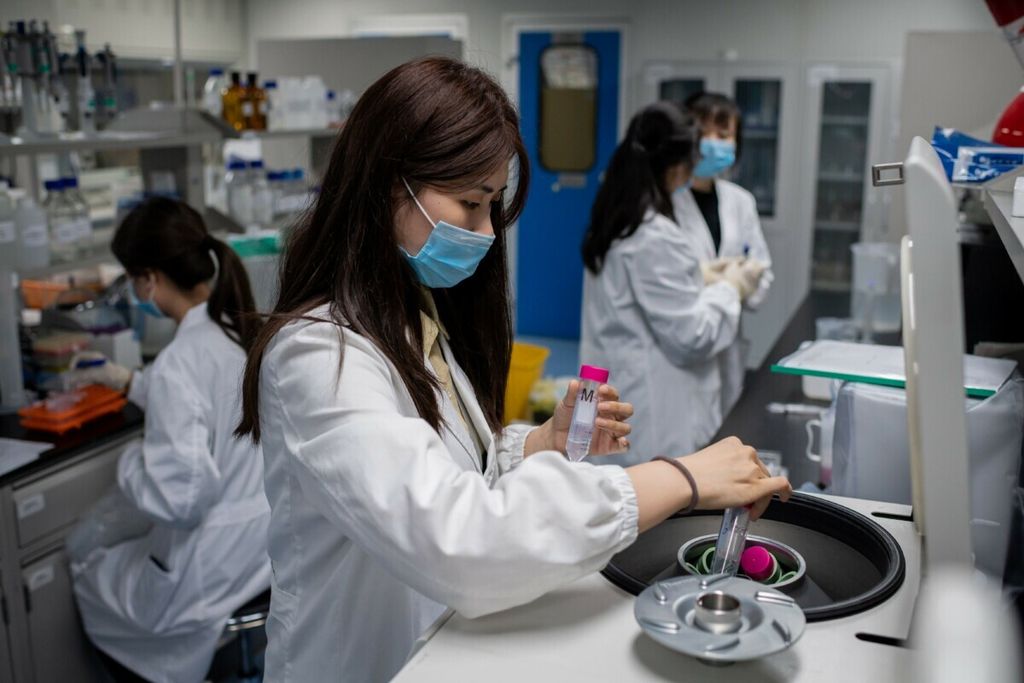 Peneliti menguji vaksin Covid-19 di laboratorium Sinovac Biotech di Beijing, China, akhir April 2020. 