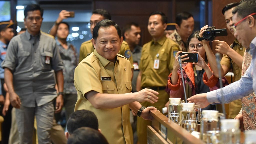 Menteri Dalam Negeri Tito Karnavian menyapa para anggota Komisi II DPR RI sebelum memulai rapat bersama dengan Komisi II DPR RI di Kompleks Senayan Jakarta, Selasa (26/11/2019). 