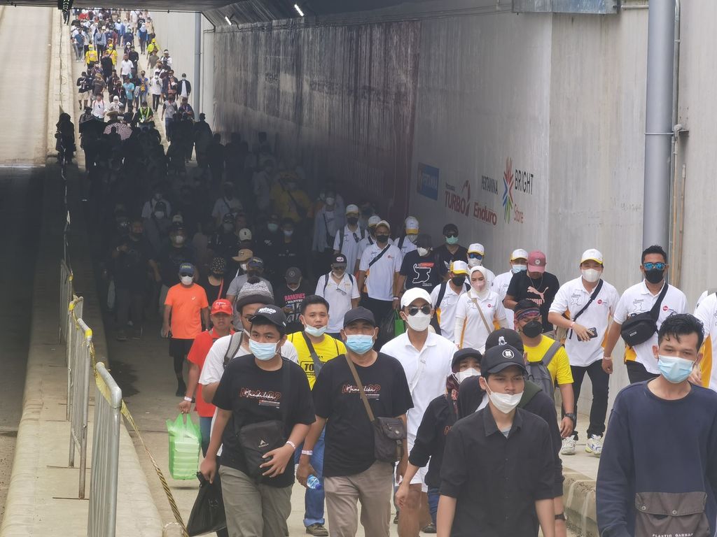 Penonton melewati terowongan menuju area tribune masing-masing untuk menonton jalannya balapan MotoGP di Sirkuit Internasional Jalan Raya Pertamina Mandalika, Kuta, Pujut, Lombok Tengah, Nusa Tenggara Barat, Minggu (20/3/2022). Pada hari ketiga atau hari balapan MotoGP, total penonton yang hadir mencapai 62.923.