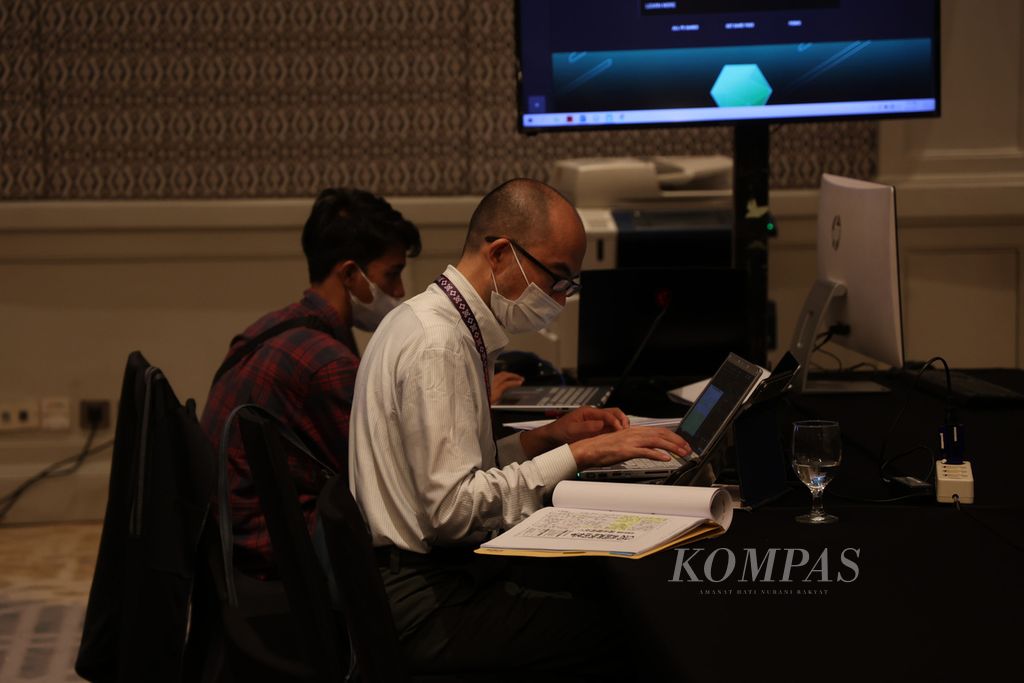 Jurnalis asing bekerja di  Media Center pada Pertemuan Menteri Luar Negeri G20 di kawasan Nusa Dua, Bali, 6 Juli 2022. 