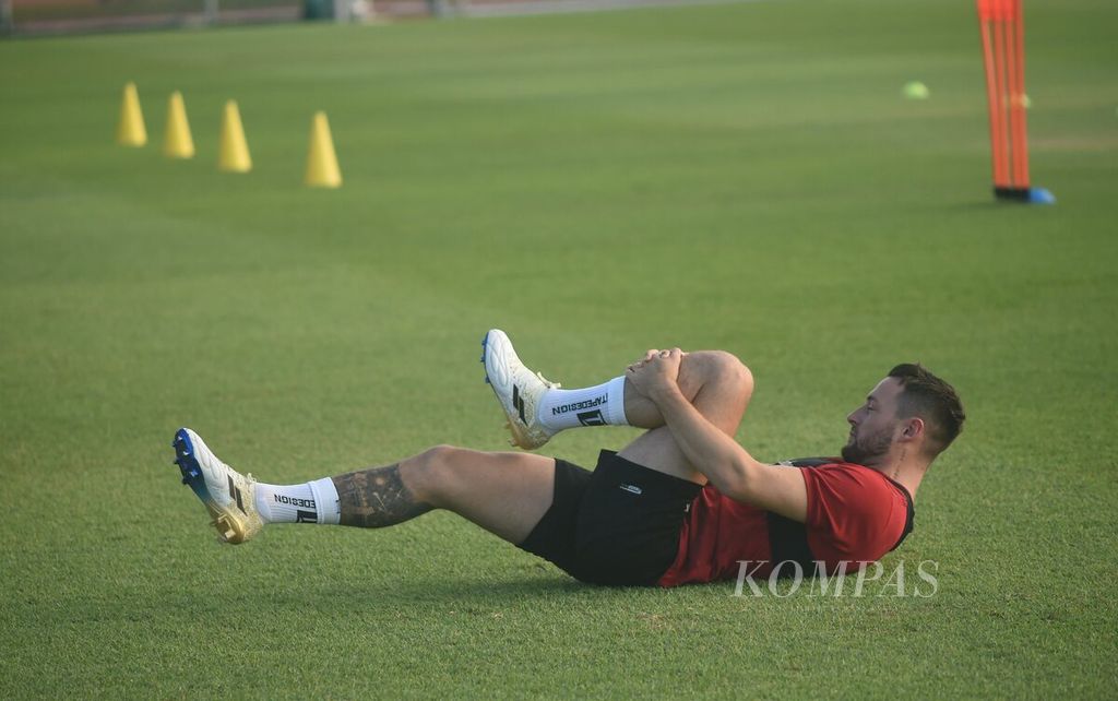 Pemain timnas, Marc Klop, melakukan peregangan saat pemusatan latihan di Lapangan THOR, Surabaya, Rabu (7/6/2023). 