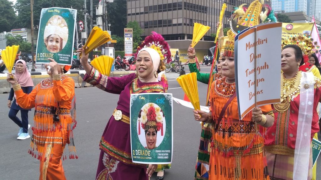A number of female cancer survivors danced and sang in Nusantara parade, the 20th anniversary of Cancer Information and Support Center (CISC) at Anjungan Sarinah, Central Jakarta, on Sunday (May 7, 2023).