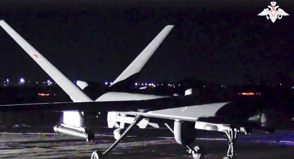 Dalam foto yang diambil dari video dan dirilis Selasa (28/2/2023) ini, pesawat nirawak (<i>drone</i>) Inokhodets milik Rusia  bersiap menjalankan misi di sebuah tempat yang dirahasiakan.