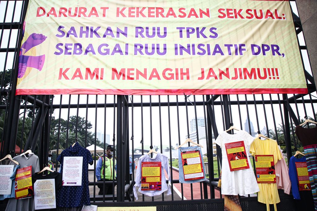 Instalasi pakaian kekerasan seksual menghiasi pagar gedung DPR, Jakarta saat berlangsung unjuk rasa memperingati hari ibu, Rabu (22/12/2021). Pengunjuk rasa dari berbagai aliansi perempuan ini menuntut pengesahan terhadap Rancangan Undang-Undang Tindak Pidana Kekerasan Seksual atau RUU TPKS.