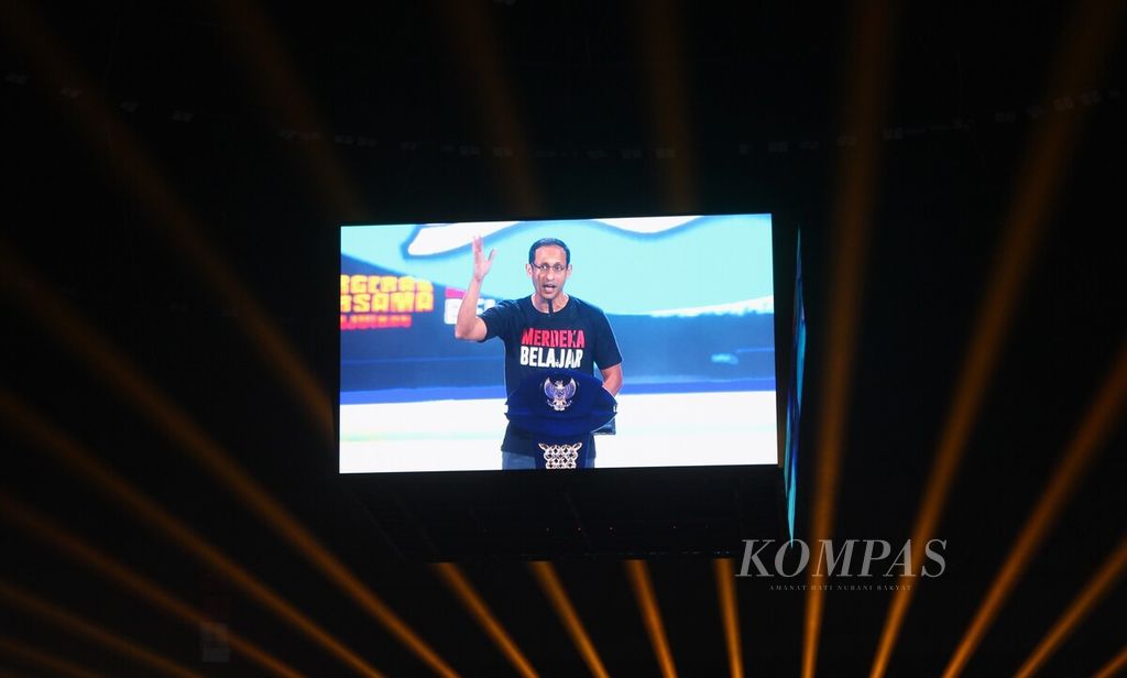 Layar monitor menampilkan Menteri Pendidikan, Kebudayaan, Riset, dan Teknologi Nadiem Anwar Makarim saat menyampaikan sambutan dalam perayaan Hardiknas, di Indonesia Arena, Jakarta, Jumat  (3/5/2024). 
