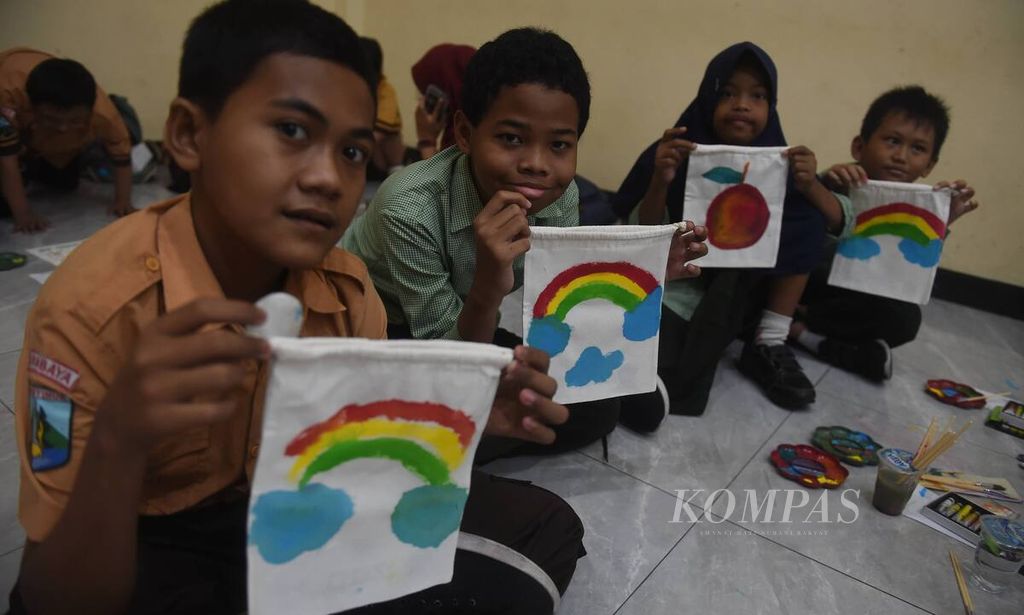 The participants showed their work while drawing together with students with intellectual disabilities and Down syndrome at the East Java Social Welfare Activities Coordinating Board (BKKKS) Building, Surabaya, East Java, Thursday (2/5/2024). The group drawing activity, which was attended by 100 participants, was carried out to welcome National Education Day.
