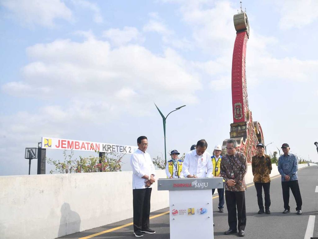 Presiden Joko Widodo meresmikan Jembatan Kretek 2 di Kabupaten Bantul, Daerah Istimewa Yogyakarta, pada Jumat (2/6/2023). Jembatan dengan total konstruksi sepanjang 2,7 kilometer yang menyeberangi Sungai Opak tersebut dibangun dengan nilai investasi Rp 364 miliar.