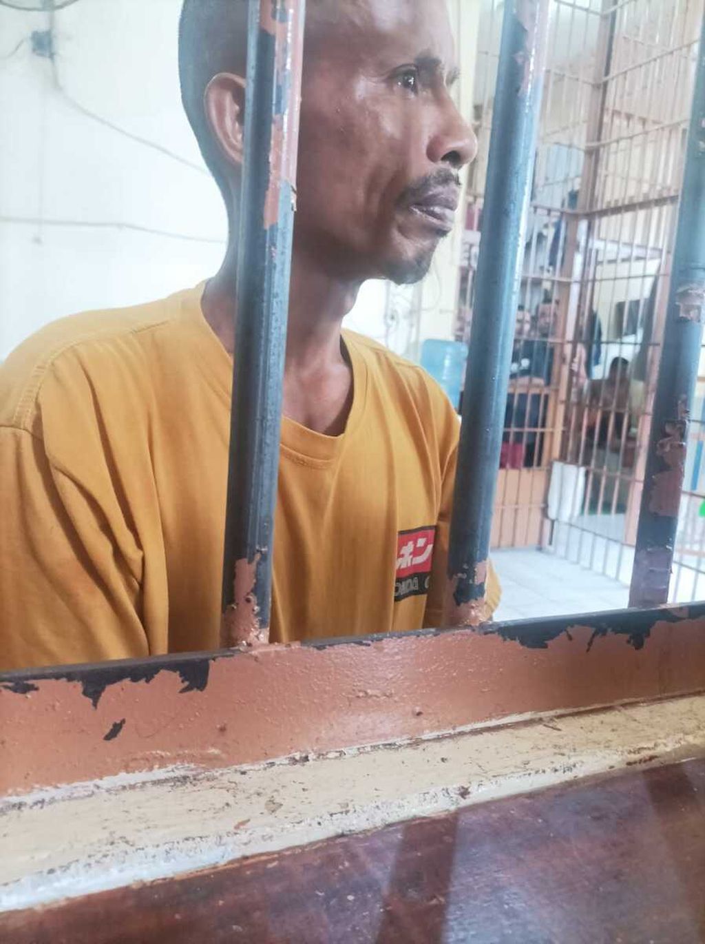 Mangibul Marbun (44), pelaku pemerkosa dan pencabul anak kandung, ditahan di Kepolisian Daerah Jambi, Kamis (6/6/2024).