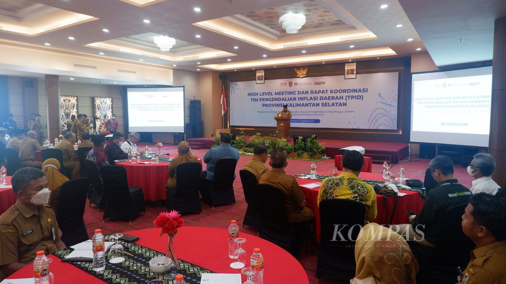 Gubernur Kalimantan Selatan Sahbirin Noor memberikan sambutan dalam kegiatan High Level Meeting dan Rapat Koordinasi Tim Pengendalian Inflasi Daerah Provinsi Kalimantan Selatan di Banjarmasin, Selasa (27/9/2022).