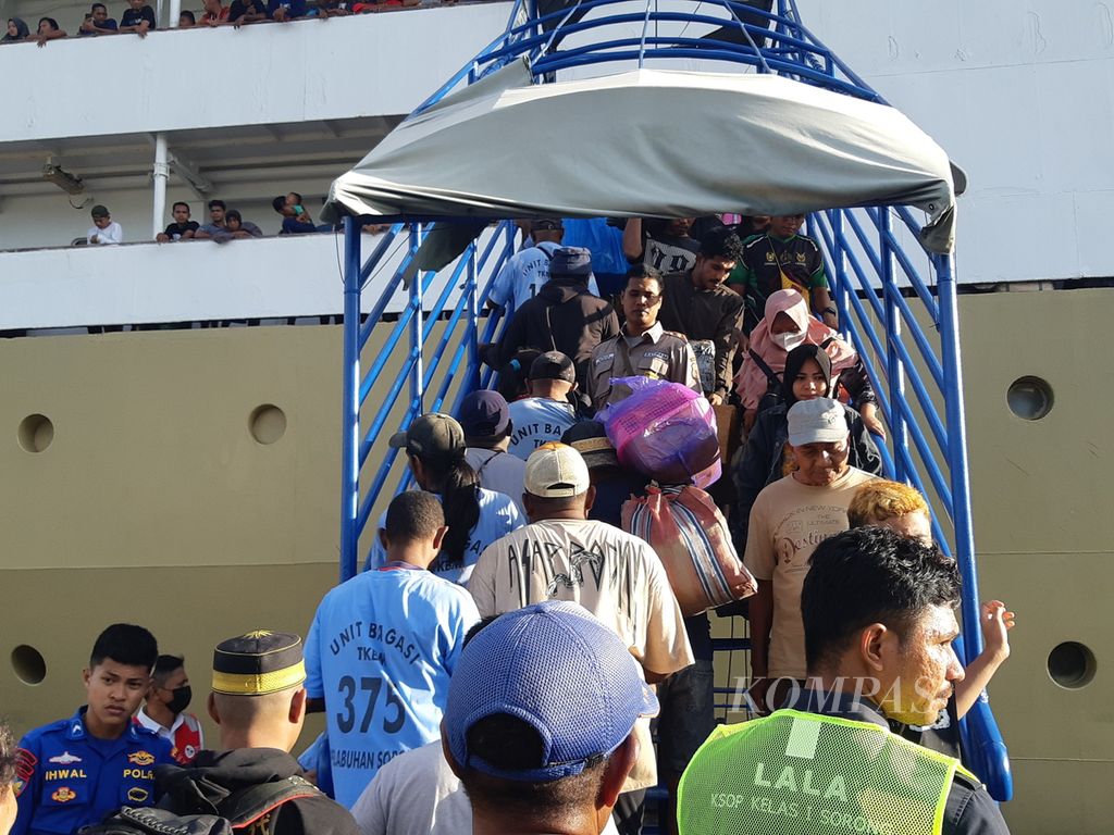 Para penumpang yang turun di Pelabuhan Sorong, Papua Barat Daya, Sabtu (8/4/2023).