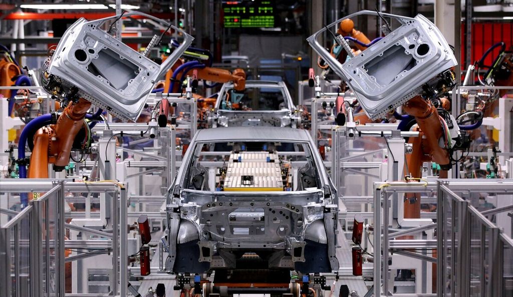 Perakitan mobil listrik di pabrik otomotif Volkswagen (VW) di Zwickau, Jerman, 25 Februari 2020.