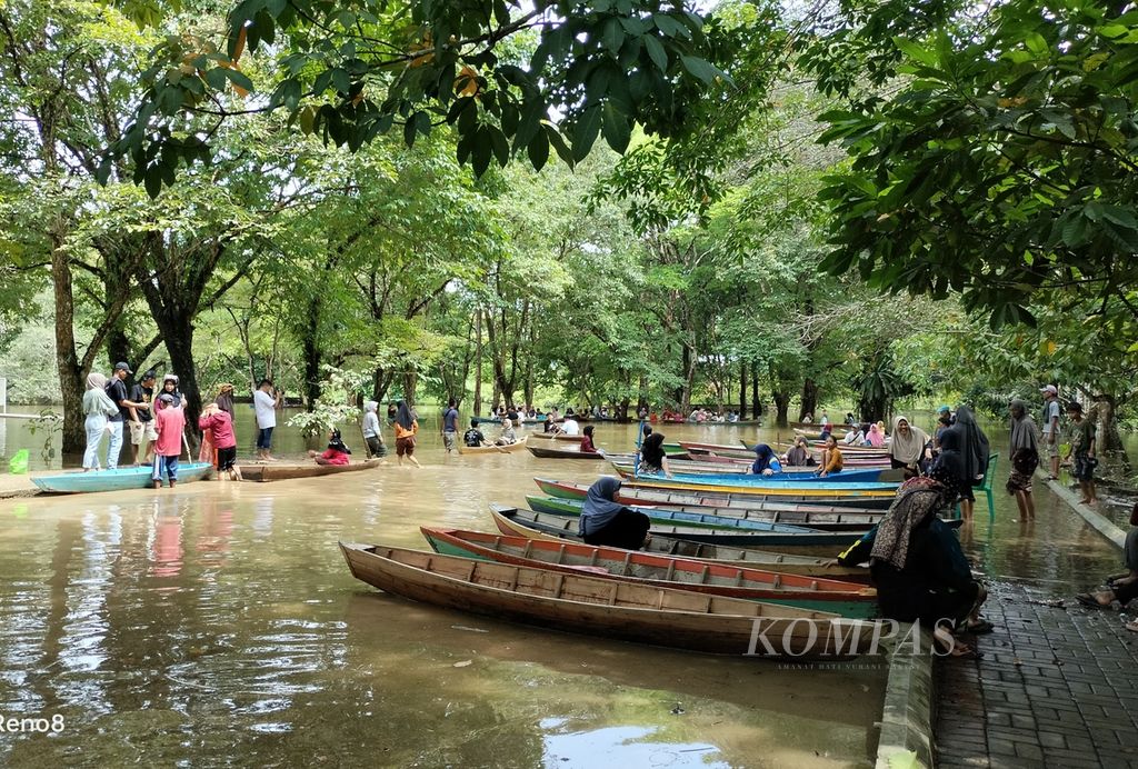 Warga sekitar Kawasan Cagar Budaya Nasional Muarajambi memanfaatkan banjir di sekitar Candi Astano untuk menyewakan perahu. Sejak Januari 2024, kawasan itu dimanfaatkan menjadi pasar apung yang menarik banyak pengunjung. 