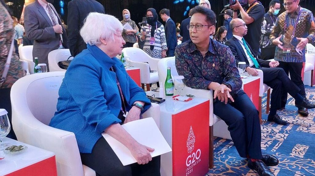 Indonesia Minister of Health Budi Gunadi Sadikin talks with United States Minister of Finance Janet Yellen, ahead of the launch of the Pandemic Fund or the Pandemic Fund at Mulia Resort Nusa Dua, Bali, on Sunday (11/13/2022).