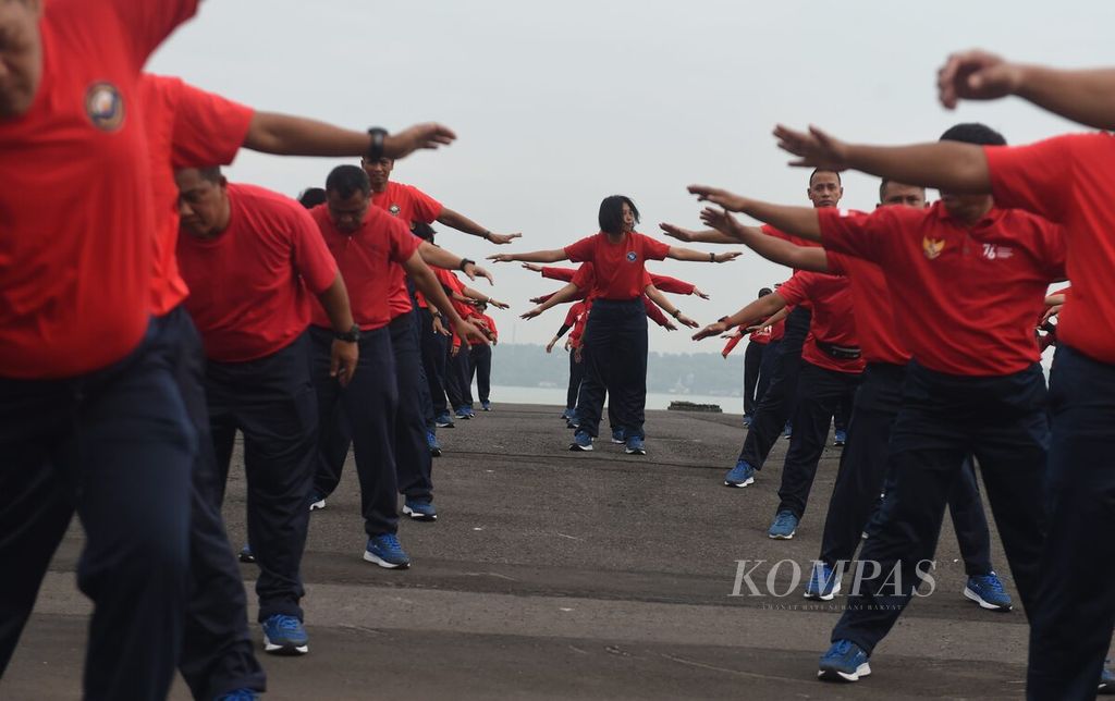 Anggota TNI AL mengikuti olahraga bersama di Dermaga Ujung Koarmada II, Surabaya, Jawa Timur, Selasa (31/1/2023). 