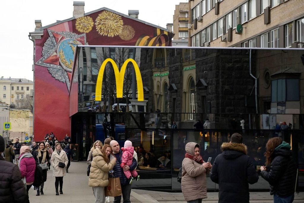 Warga berfoto di depan restoran McDonald's di Lapangan Pushkinskaya, pusat kota Moskwa, Rusia, pada hari terakhir restoran itu buka, Minggu (13/3/2022), Restoran McDonald's itu adalah restoran waralaba pertama yang dibuka pada era Uni Soviet pada 31 Januari 1990. 