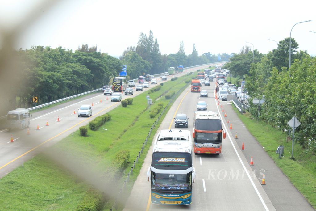 Kendaraan melintas di ruas Jalan Tol Cikopo-Palimanan (Cipali) saat pemberlakuan sistem lawan arus atau <i>contraflow</i> di Kilometer 162 hingga Km 169, tepatnya di wilayah Kabupaten Majalengka, Jawa Barat, Jumat (5/4/2024) sore. 