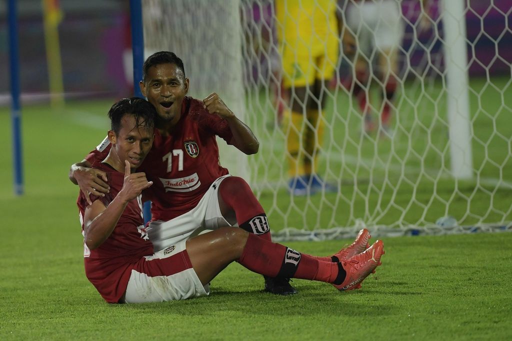 Pesepak bola Bali United Rahmat (kiri) melakukan selebrasi bersama rekannya Ramdani Lestaluhu setelah berhasil membobol gawang Kedah Darul Aman FC dalam pertandingan sepak bola babak Grup G Piala AFC 2022 di Stadion I Wayan Dipta, Gianyar, Bali, Jumat (24/6/2022). Bali United menang dengan skor 2-0. 