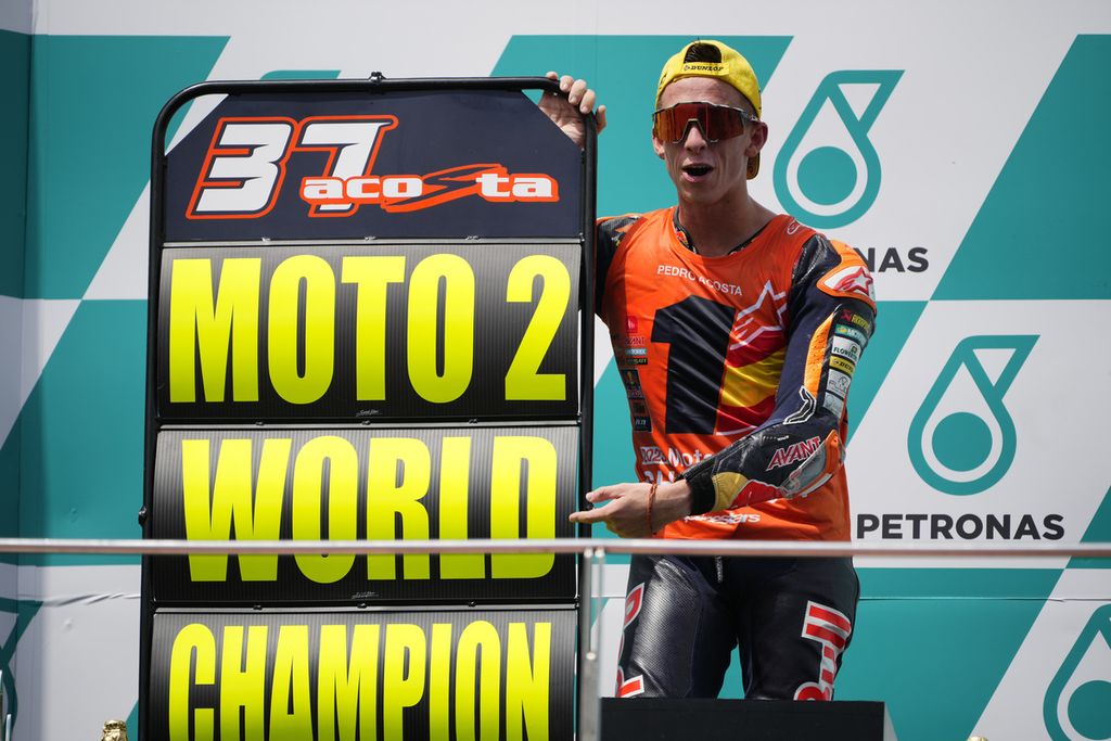 Pebalap tim Red Bull KTM Ajo, Pedro Acosta, melakukan selebrasi sebagai juara dunia Moto2 di Sirkuit Sepang, Malaysia, Minggu (12/11/2023).