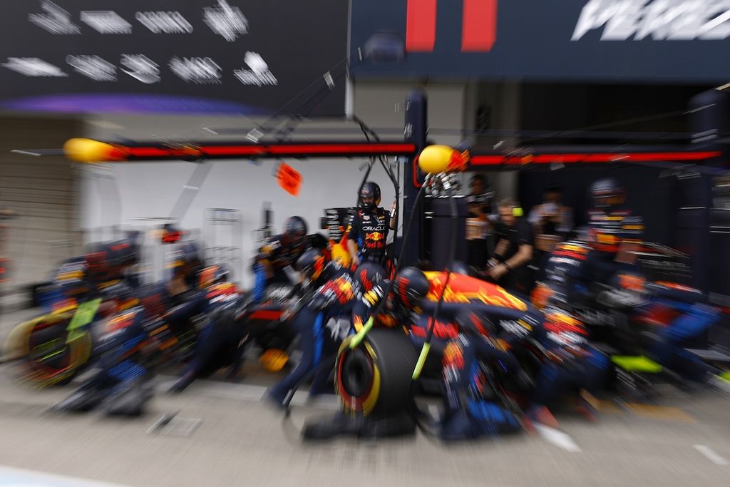 Kru <i>pit stop</i> tim Red Bull Racing menyiapkan mobil Max Verstappen saat Grand Prix Formula 1 seri Jepang di Sirkuit Suzuka, Prefektur Mie, Jepang, Minggu (7/4/2024). 