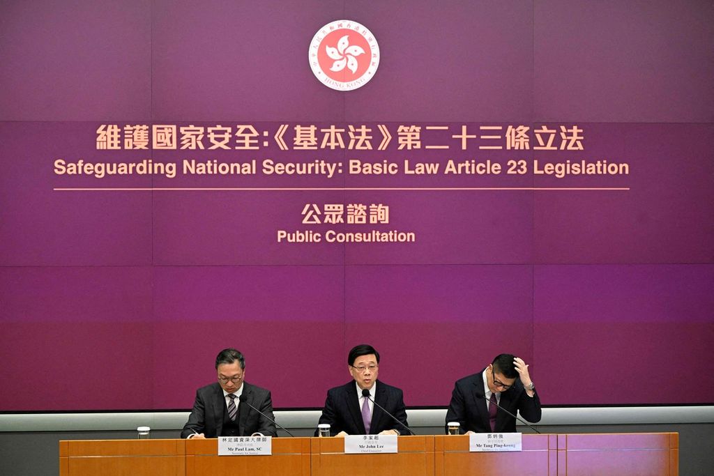 Pemimpin Eksekutif Hong Kong John Lee (tengah), Menteri Kehakiman Paul Lam (kiri), dan Menteri Keamanan Chris Tang (kanan) menggelar konferensi pers terkait Pasal 23 di gedung pusat pemerintah di Hong Kong, 30 Januari 2024. Hong Kong mengesahkan undang-undang itu pada 19 Maret 2024 dan mulai memberlakukannya pada 23 Maret 2024. 