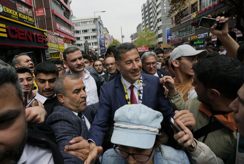 Sinan Ogan (tengah), kandidat calon presiden dari koalisi ATA (Leluhur), dikelilingi oleh pendukungnya saat berada di Ankara, Turki, 4 Mei 2023. Ogan, dengan dukungan 5,17 persen pemilih di putaran pertama, memutuskan mendukung kandidat petahana Recep Tayyip Erdogan pada putaran kedua pemilu presiden Turki, 28 Mei 2023.   