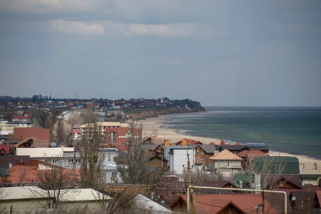 Pemandangan umum permukiman tepi pantai yang mengarah ke sisi timur kota Pelabuhan Odesa di tepi Laut Hitam, Ukraina, 12 April  2022. 
