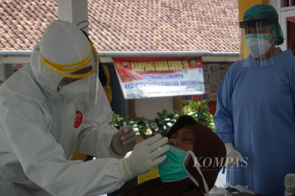 Petugas kesehatan melakukan tes cepat antigen kepada lansia di Kelurahan Sumampir, Purwokerto Utara, Banyumas, Jawa Tengah, Senin (18/1/2021). Terdapat 4.000 alat diprioritaskan bagi lansia dan komorbid.