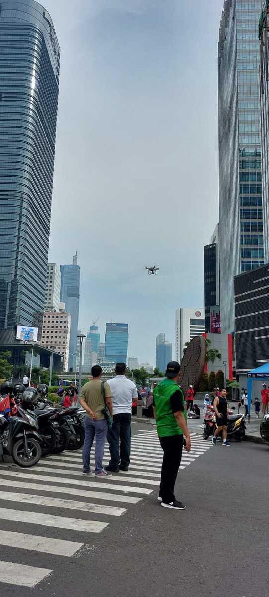 DInas Lingkungan Hidup DKI Jakarta bekerja sama dengan Dinas Komunikasi, Informatika, dan Statistik DKI Jakarta menggunakan <i>drone</i> sebagai pengawas di jalur hari bebas kendaraan bermotor di kawasan Sudirman-Thamrin, Minggu (6/11/2022).