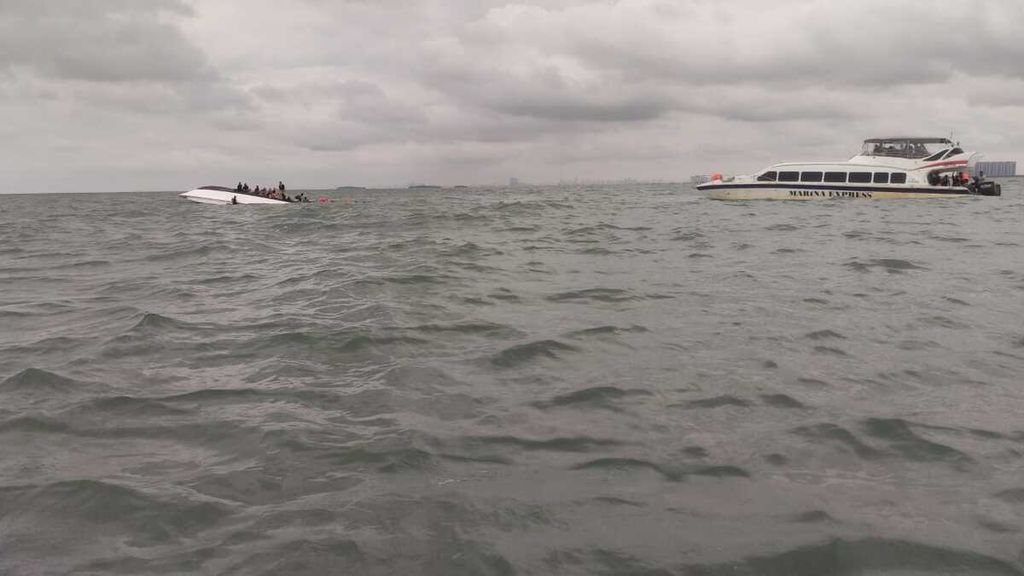 Kondisi KM Pari Kudus yang terbalik akibat diterjang ombak tinggi dan angin kencang di perairan Kepulauan Seribu, Jakarta, Senin (11/3/2024) sore. Kapal ini mengangkut 32 penumpang dan tiga awak kapal. Seorang warga negara Taiwan masih hilang.