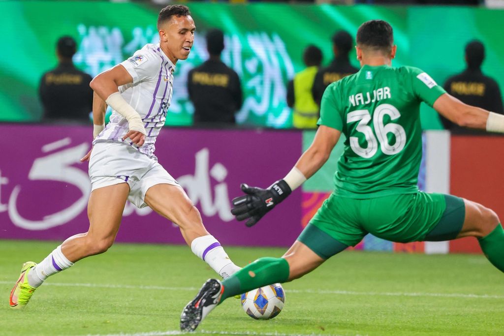 Gelandang Al Ain, Soufiane Rahimi, mencetak gol ke gawang Al Nassr yang dijaga Raghed Najjar pada laga kedua perempat final Liga Champions Asia, Selasa (12/3/2024) dini hari WIB. Al Ain melaju ke semifinal setelah menang adu penalti, 3-1.