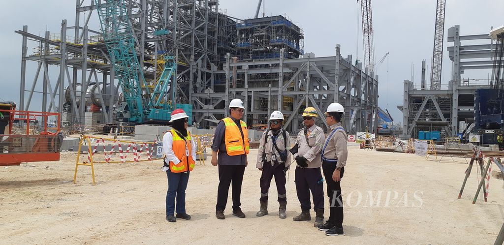 Menteri Koordinator Perekonomian Airlangga Hartarto (kedua kiri) meninjau pembangunan pabrik pengolahan tembaga PT Freeport Indonesia di Gresik, Jawa Timur, Kamis (2/2/2023).