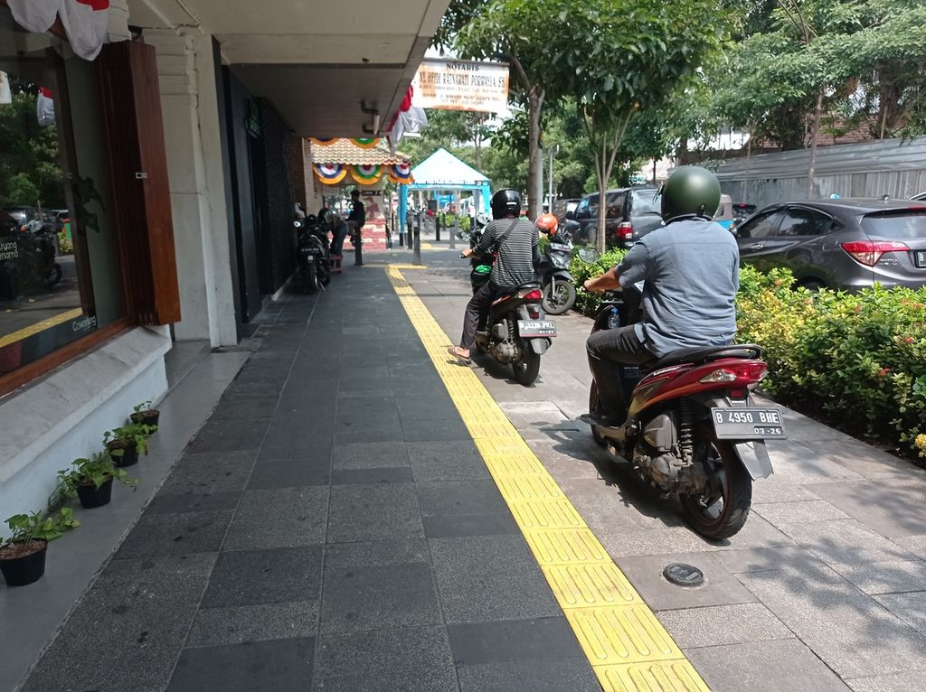 Trotoar diokupasi sepeda motor saat lalu lintas padat di Jalan Cikini Raya, Jakarta Pusat, Jumat (5/8/2022).