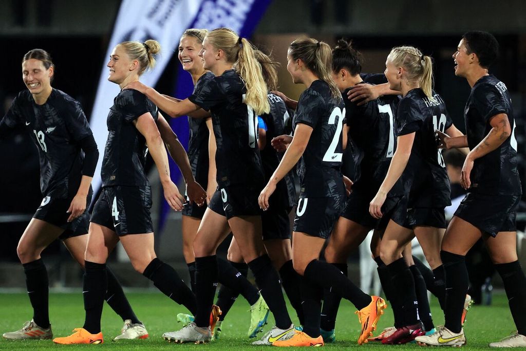 Pemain timnas putri Selandia Baru melakukan selebrasi dalam pertandingan persahabatan melawan Vietnam di Napier, Selandia Baru, Senin (10/7/2023). 