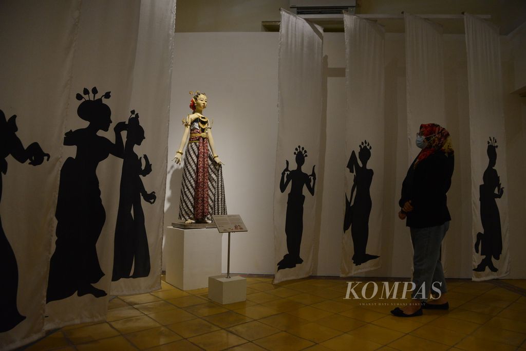 Sosok perempuan Jawa pada masa lampau ditampilkan dalam pameran Jayengtilam di Museum Sonobudoyo, Yogyakarta, Senin (23/11/2020). Pameran ini digelar untuk mengangkat kembali kejayaan tradisi lisan yang hidup di masyarakat. Pameran temporer ini berlangsung hingga 30 Desember 2020. 